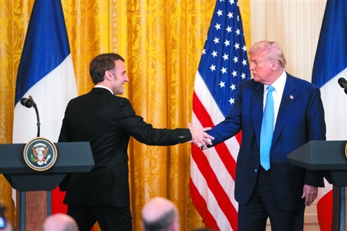 2月24日,美国总统特朗普在华盛顿白宫与到访的法国总统马克龙(左)举行会谈后的联合记者会